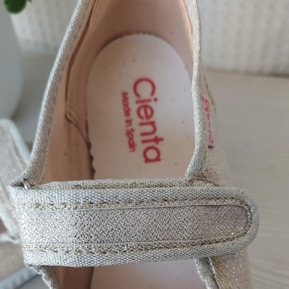 Cienta Little Girls Sparkly Canvas Gold Mary Jane Shoes Size 2.5